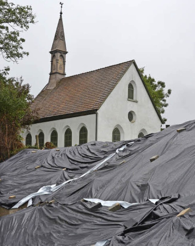 Die schwarze Folie am Adelberg dient z...d wird Ende November wieder entfernt.   | Foto: Ingrid Bhm-Jacob