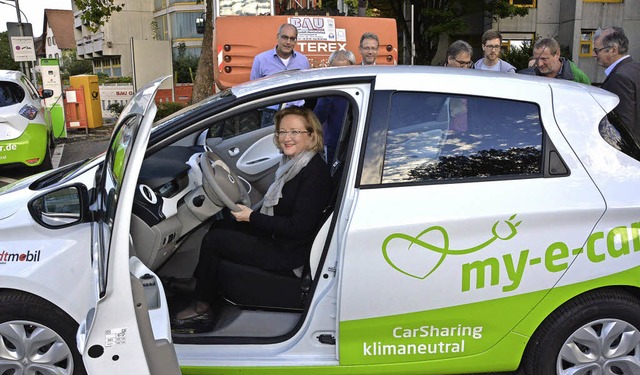 Ortsvorsteherin Sabine Hartmann-Mller hat im Elektroauto Platz genommen.  | Foto: Heinz Vollmar
