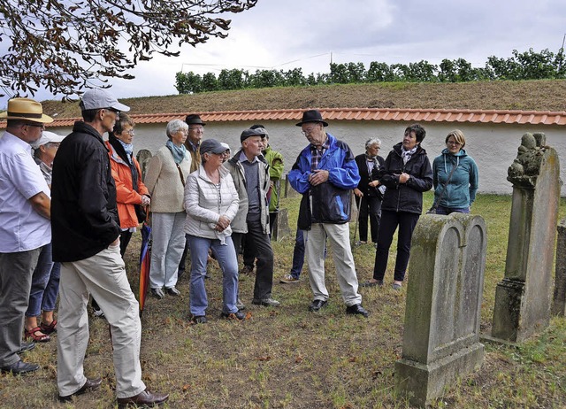 Im Anschluss an die  Feier zu Rosh Has...ische Friedhof in Ihringen besichtigt.  | Foto: Kai Kricheldorff