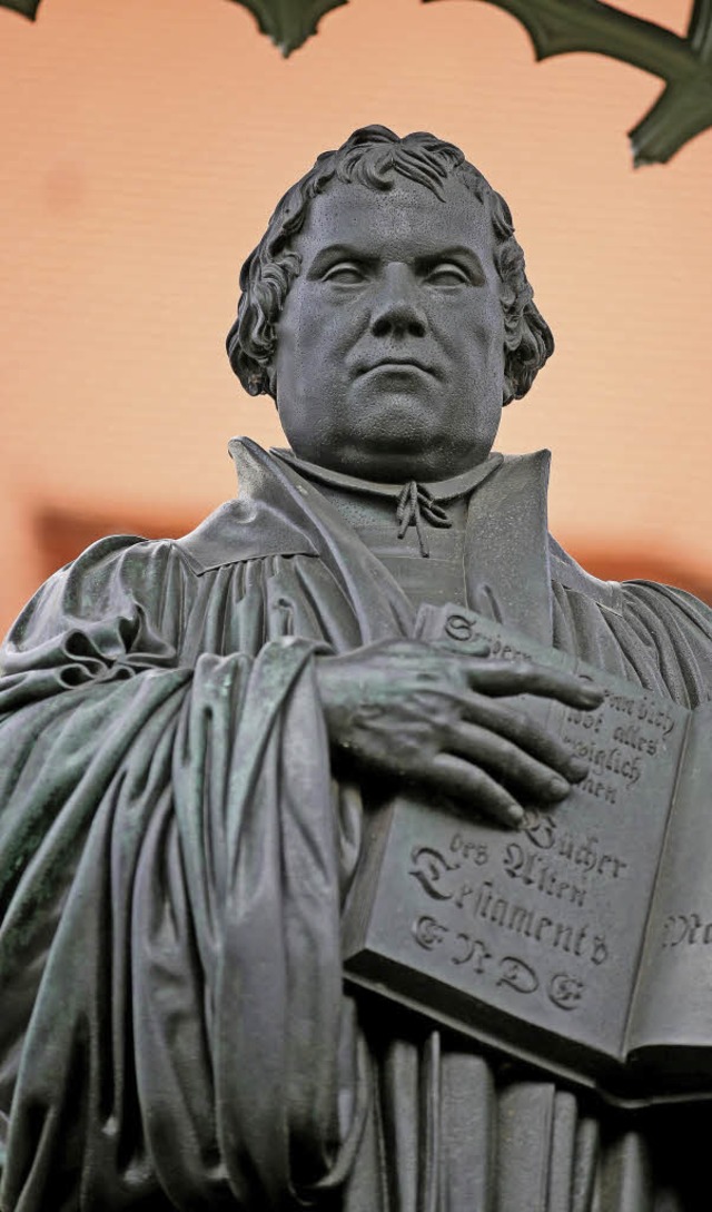 Reformator mit Bilbel: Luther-Denkmal in Wittenberg  | Foto: dpa