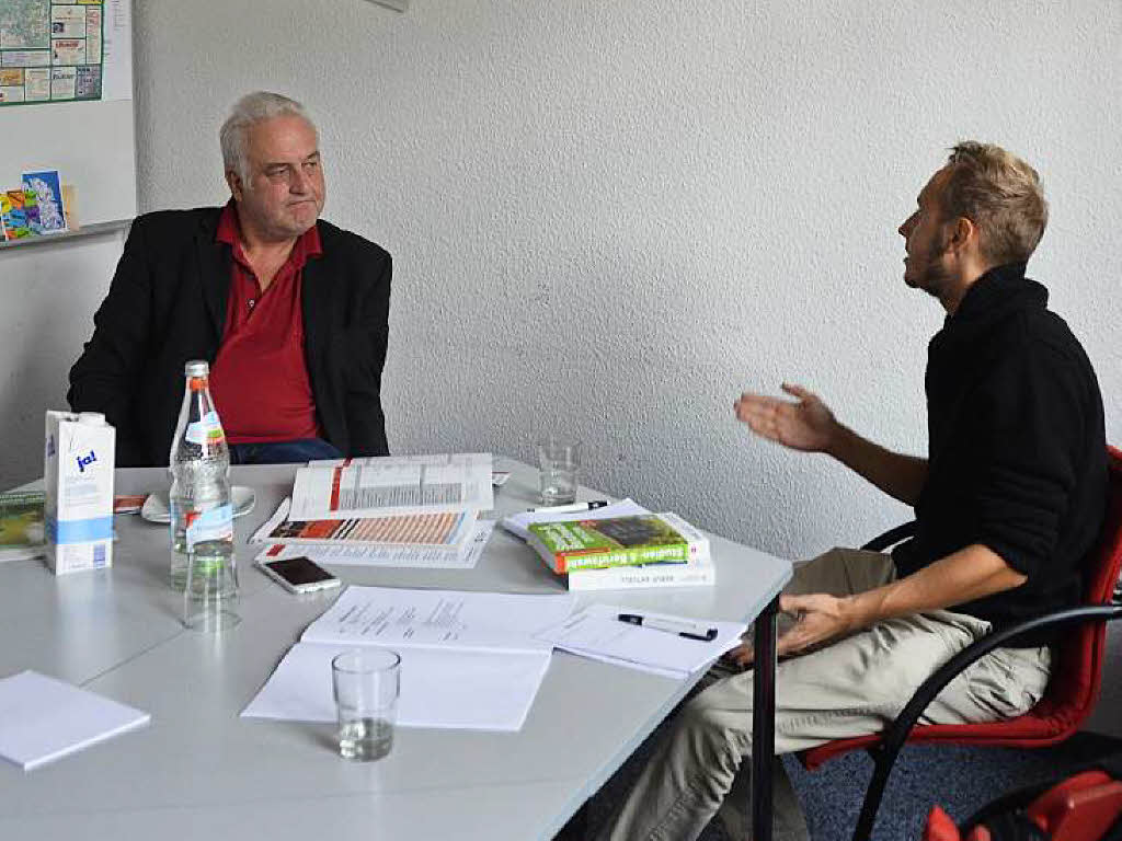 Thomas Nottar, Berufsberater bei der Arbeitsagentur in Freiburg, beim Gesprch in der Azubi-Redaktion mit Christopher Kotulla.