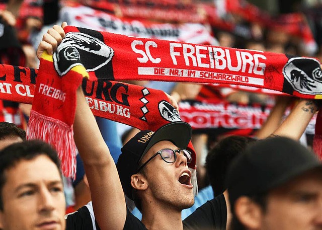 SC-Fans bejubeln die Entscheidung des Sportclubs, den Aufnher nicht zu tragen.  | Foto: dpa