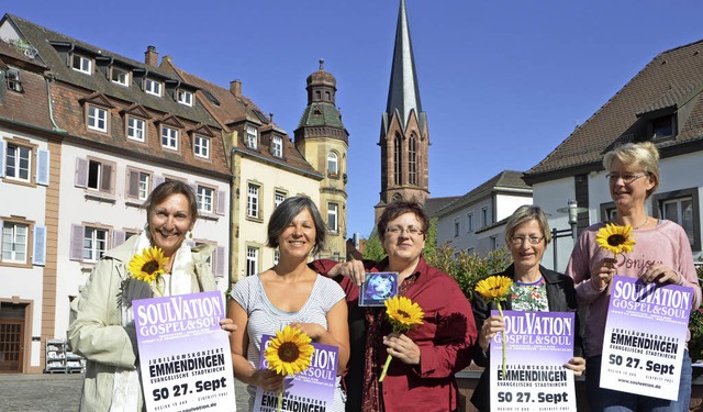 Die Sngerinnen von Soulvation mit ihr...ber in der evangelischen Stadtkirche.   | Foto: Gerhard Walser