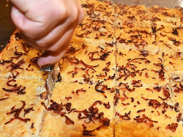 Speck, Schmand und jede Menge Zwiebeln: Zwiebelkuchen ist eine deftige Leckerei.  | Foto: Rita Eggstein