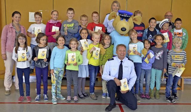 Die Kinder der Klasse 3d zeigen  stolz...die sie von Billy berreicht bekamen.   | Foto: teuber