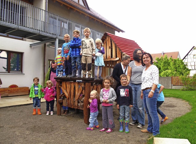 Die Krippenkinder, Erzieherinnen und E...r das neue Auengelnde mit Spielhaus.  | Foto: Jutta Schtz