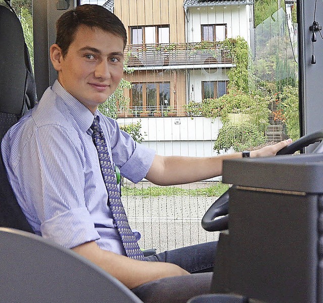 Busfahrer Leonid Bezoaov freut sich ber  junge Fahrgste.   | Foto: Conraths