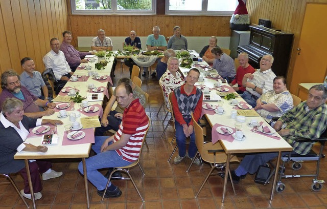 An gedeckten Tischen nahmen die Mitarb...ten in Wallbach ihre Ehrung entgegen.   | Foto: Marion rank