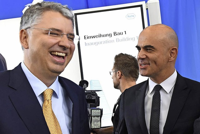 Hat gut Lachen: Severin Schwan (links) mit dem Schweizer Minister Alain Berset  | Foto: Juri Junkov