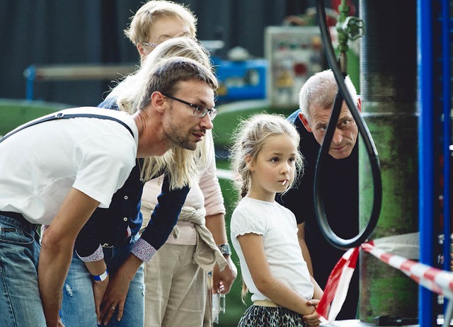 Ganz genau sehen diese Besucher der Jubilumsfeier hin.  | Foto: ZVG