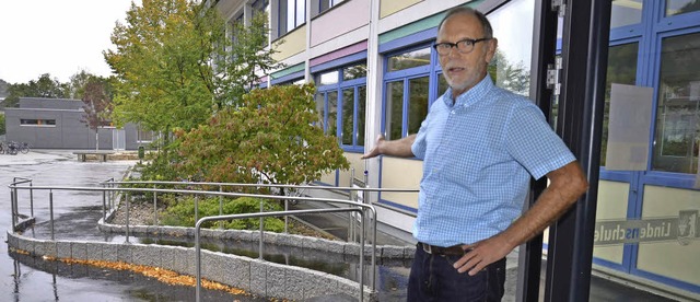 Schulleiter Ernst Niepmann zeigt auf d...gsbereich der Lindenschule in Wyhlen.   | Foto: Martina Weber-Kroker