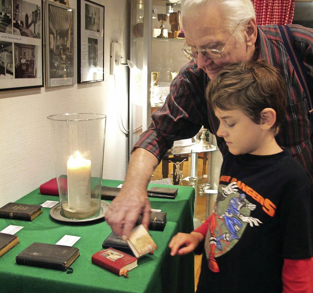 Kurt Renk vergleicht mit seinem Enkel ...ln im Bibelmuseum in der Lutherkirche.  | Foto: Jutta Schtz