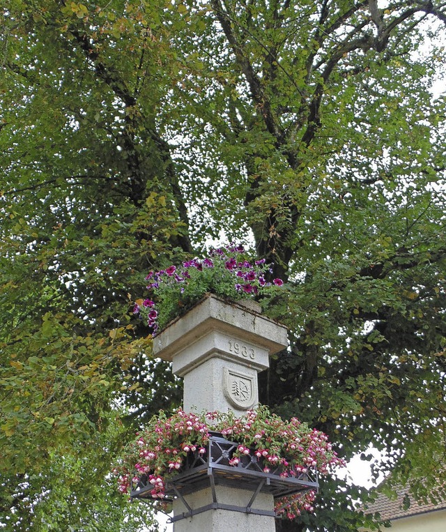 Sie steht seit 1871 fr den Frieden: D...m Hirschenbrunnen an der B34 in Murg.   | Foto: Michael Gottstein