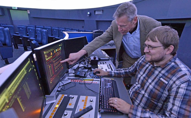 Leiter Otto Whrbach und Medienproduze... Arbeit des Teams in der Kuppel wirkt.  | Foto: Michael Bamberger