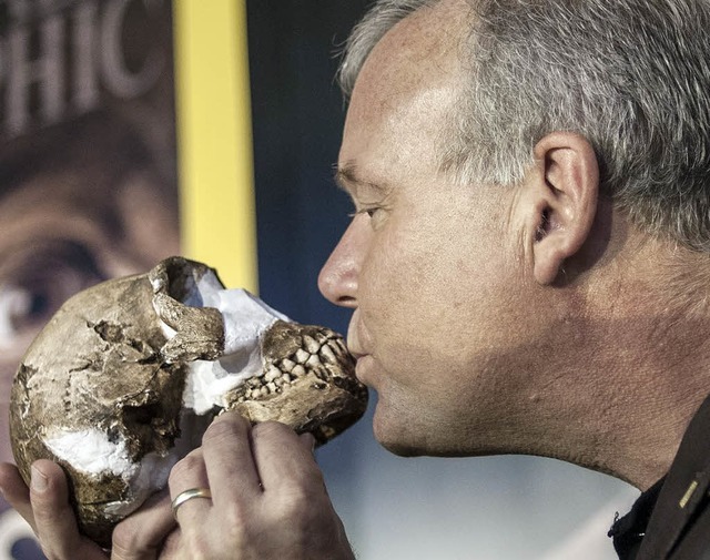 Der Anthropologe Lee Berger ksst  den Schdel von Homo naledi   | Foto: AFP
