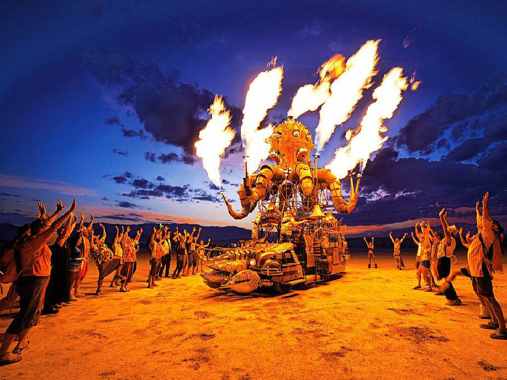 Burning Man Ein Festival in der Wüste von Nevada Panorama Badische