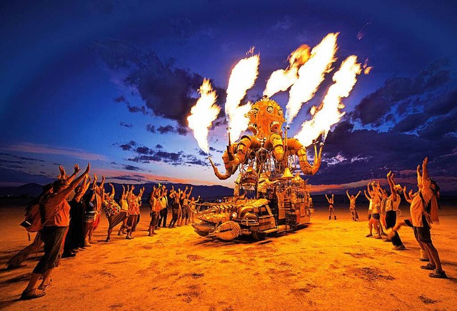 Der Pulpo mecanico spuckt sein Feuer i...bekanntesten Kunstautos des Festivals.  | Foto: NK Guy