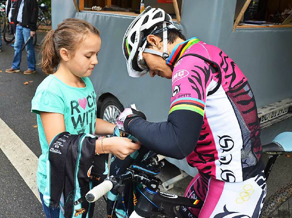 Sabine Spitz, die Siegerin des Short Race der Damen, signiert das Trikot der jüngsten Fahrerin. Sabine Spitz, die Siegerin des Short Race der Damen, signiert das Trikot der jüngsten Fahrerin.