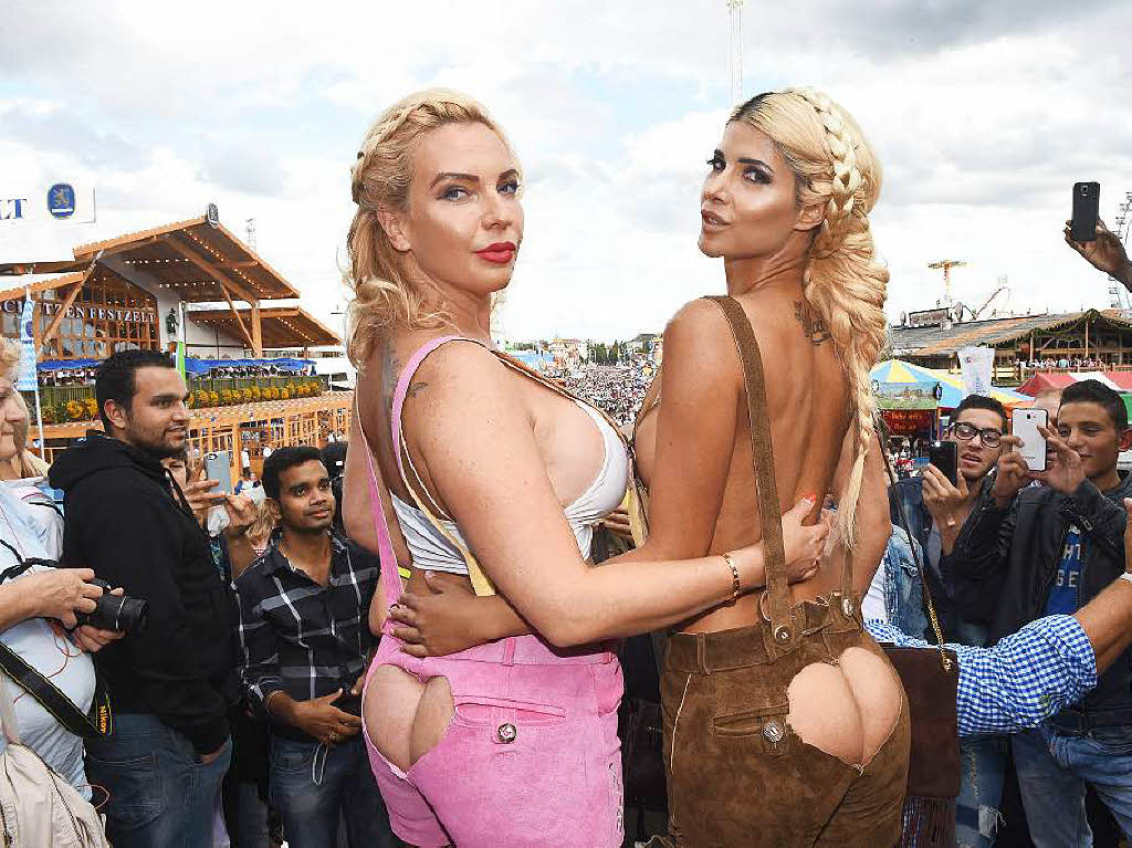 Einfach herzig – Model Nicole Neukirch und Nacktmodel Micaela Schfer posieren am Samstag auf der Wiesn fr die Fotografen.