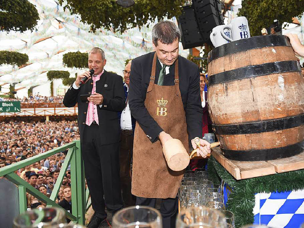 Der bayerische Finanzminister Markus Sder sticht am Samstag das erste Bier an.