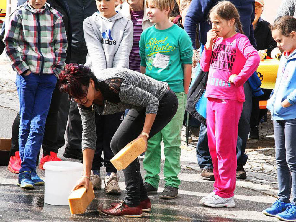 Auch die Vorsitzende vom Gewerbekreis machte beim Gaudiwettkampf mit: Ignazia Br unterwegs mit nassen Schwmmen.