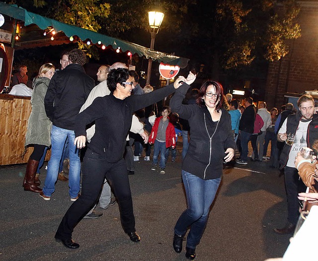 Ausgelassene Stimmung bereits kurz nac...nung des Brgerfests rund ums Rathaus   | Foto: heidi fssel