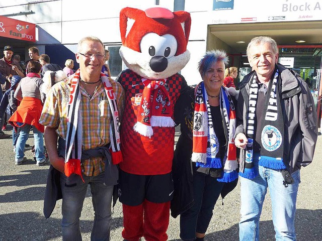 Strahlten mit dem SC-Fchsle um die We...n und  Anita Geiger mit Gnther Pfeil.  | Foto: Edgar Steinfelder 