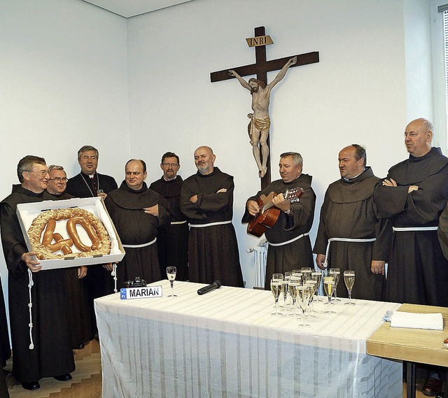 Der Chor der Franziskanerfratres bring...nistranten in St. Leodegar zelebriert.  | Foto: Silke Hartenstein