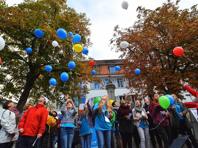 Zum Schluss lieen die Menschen Luftballons mit Botschaften fliegen.  | Foto: Barbara Ruda