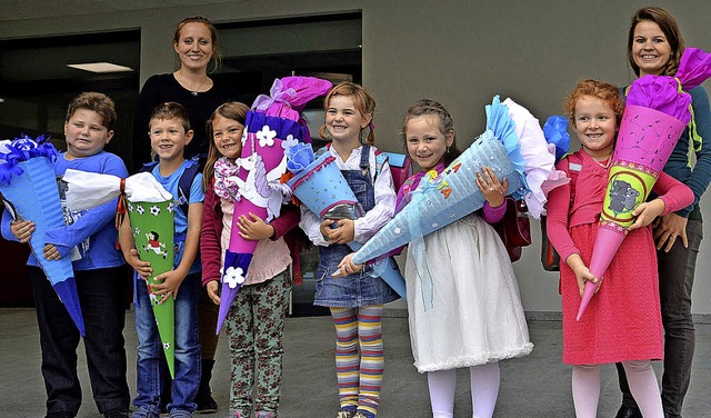 Sechs Erstklssler wurden an der Angen...ra Gro, rechts Jessica Fetscher-Dede.  | Foto: Rmmele