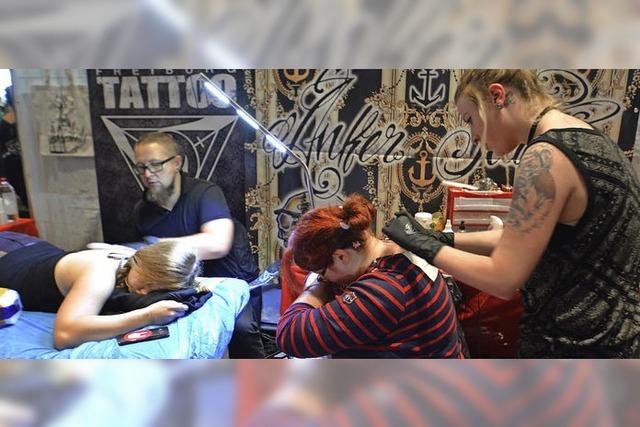 Tattoo-Fans lassen sich im Burghof verschönern