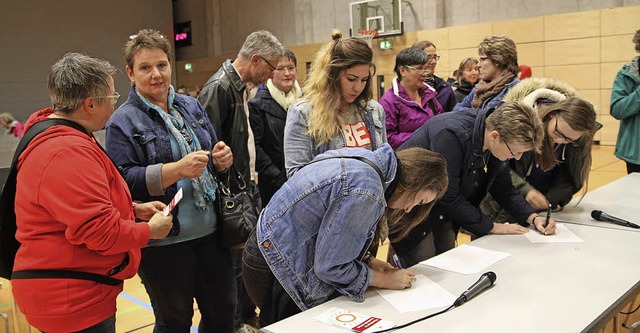 Eintrag in die Helferlisten: Den Flch...Menschen vor Ort  ein groes Anliegen.  | Foto: Anja Bertsch