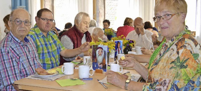 Beim Frhstck der Initiative &#8222;L...chen mit und ohne Demenz Geselligkeit.  | Foto: Wieschenkmper (2)