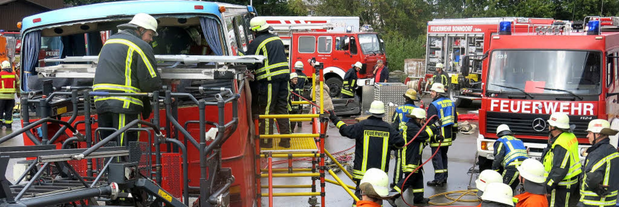 Verletzte wurden bei der diesjhrigen ...ter aus dem verunglckten Bus geholt.   | Foto: Erhard Morath