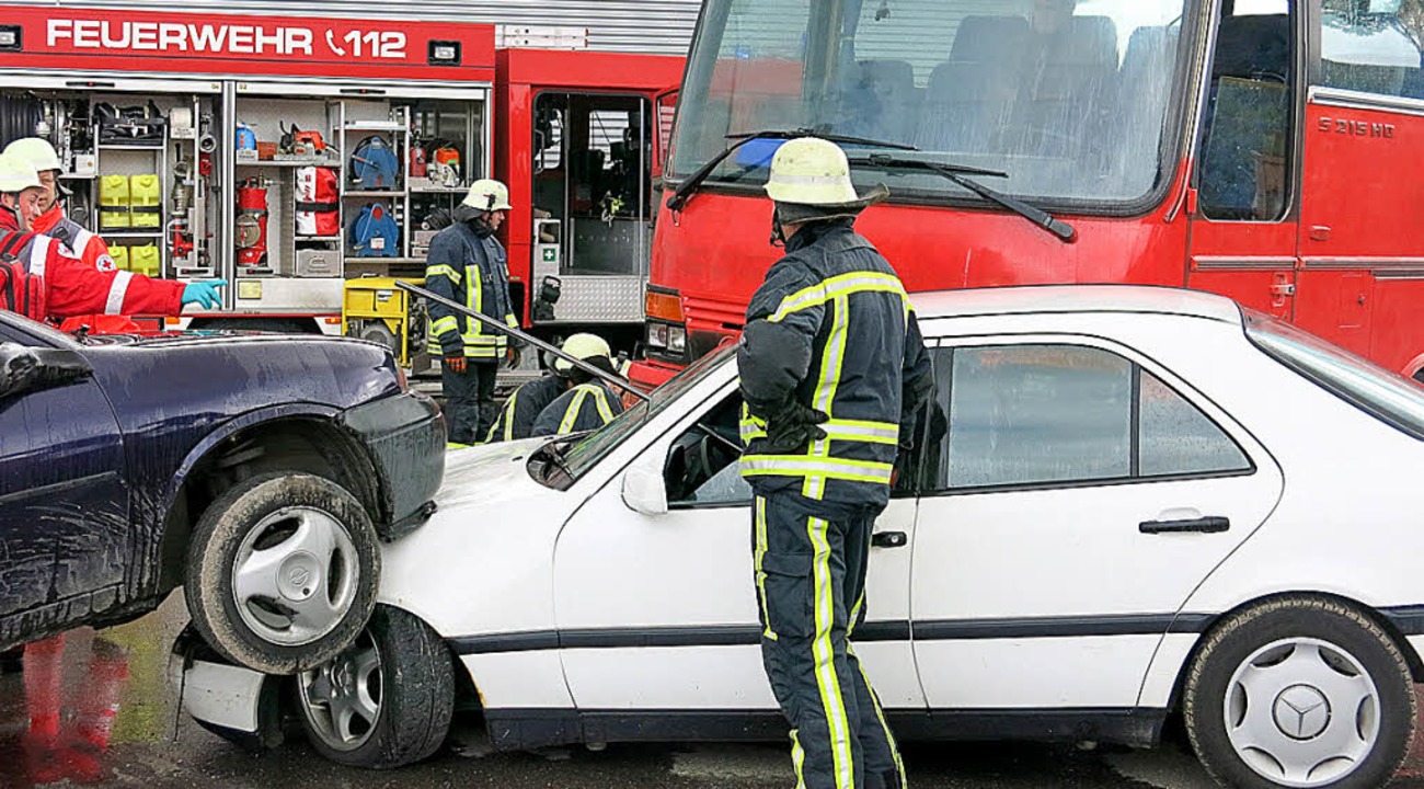 Raumschaftsbung: Schwerer Unfall mit Bus und zwei weiteren Fahrzeugen  | Foto: Erhard Morath