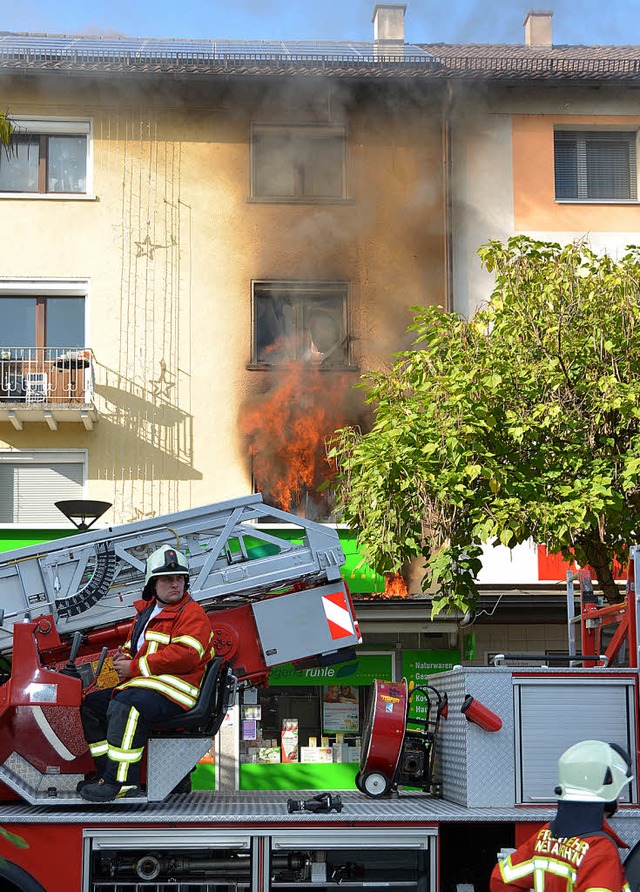 Flammen schlagen aus dem Fenster der W...g, in der der Brand ausgebrochen war.   | Foto: Lauber