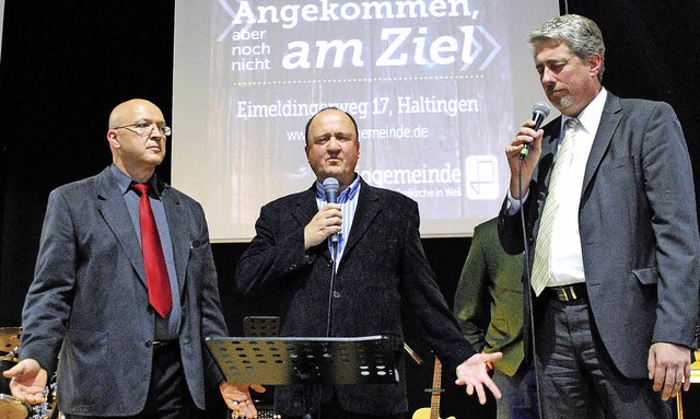 Pastor Eugen Heppler, Maurice Nighting... (von links)  bitten um Gottes Segen.   | Foto: Sedlak