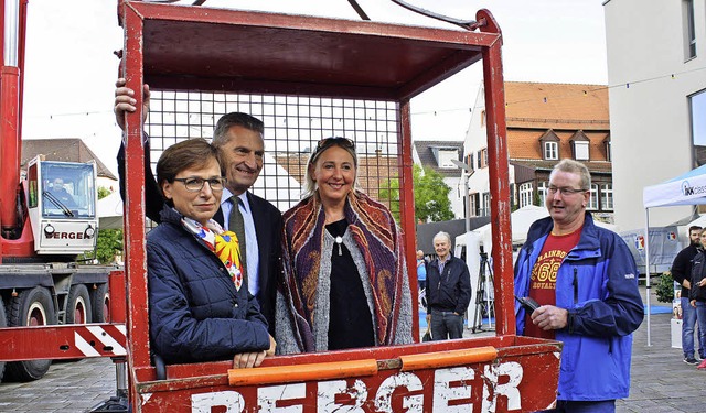 Auch EU-Kommissar Oettinger lie sich ... um Offenburg von oben zu betrachten.   | Foto: trauden