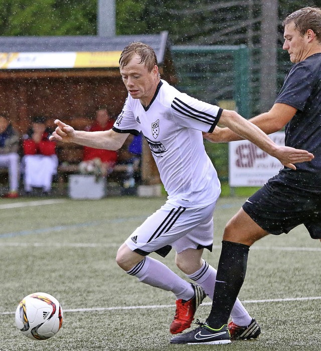 Zweikampf im Regen: Niclas Rosenstiel ...s nichts. Die Gste gewannen mit 3:0.   | Foto: joachim Hahne