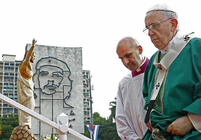 Papst Franziskus vor einer Jesus-Statu...fei der Revolutionsikone Che Guevara    | Foto: afp