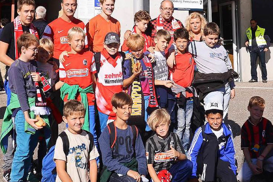 Timo hatte bei B. Zettis Ferienspaß ein Special gewonnen und durfte mit seiner Fußballmannschaft, der E-Jugend der Sportfreunde Schliengen, das Fußballspiel SC Freiburg gegen Arminia Bielefeld erleben und das Schwarzwald-Stadion besichtigen. (Foto: Achim Keller) Timo hatte bei B. Zettis Ferienspaß ein Special gewonnen und durfte mit seiner Fußballmannschaft, der E-Jugend der Sportfreunde Schliengen, das Fußballspiel SC Freiburg gegen Arminia Bielefeld erleben und das Schwarzwald-Stadion besichtigen. (Foto: Achim Keller)