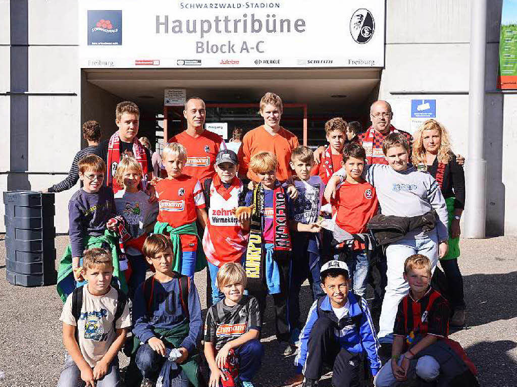 Timo hatte bei B. Zettis Ferienspa ein Special gewonnen und durfte mit seiner Fuballmannschaft, der E-Jugend der Sportfreunde Schliengen, das Fuballspiel SC Freiburg gegen Arminia Bielefeld erleben und das Schwarzwald-Stadion besichtigen.