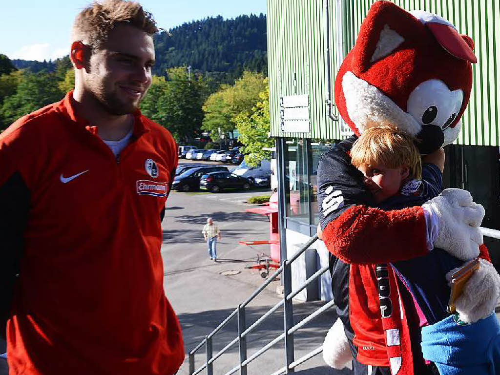 Timo hatte bei B. Zettis Ferienspa ein Special gewonnen und durfte mit seiner Fuballmannschaft, der E-Jugend der Sportfreunde Schliengen, das Fuballspiel SC Freiburg gegen Arminia Bielefeld erleben und das Schwarzwald-Stadion besichtigen.