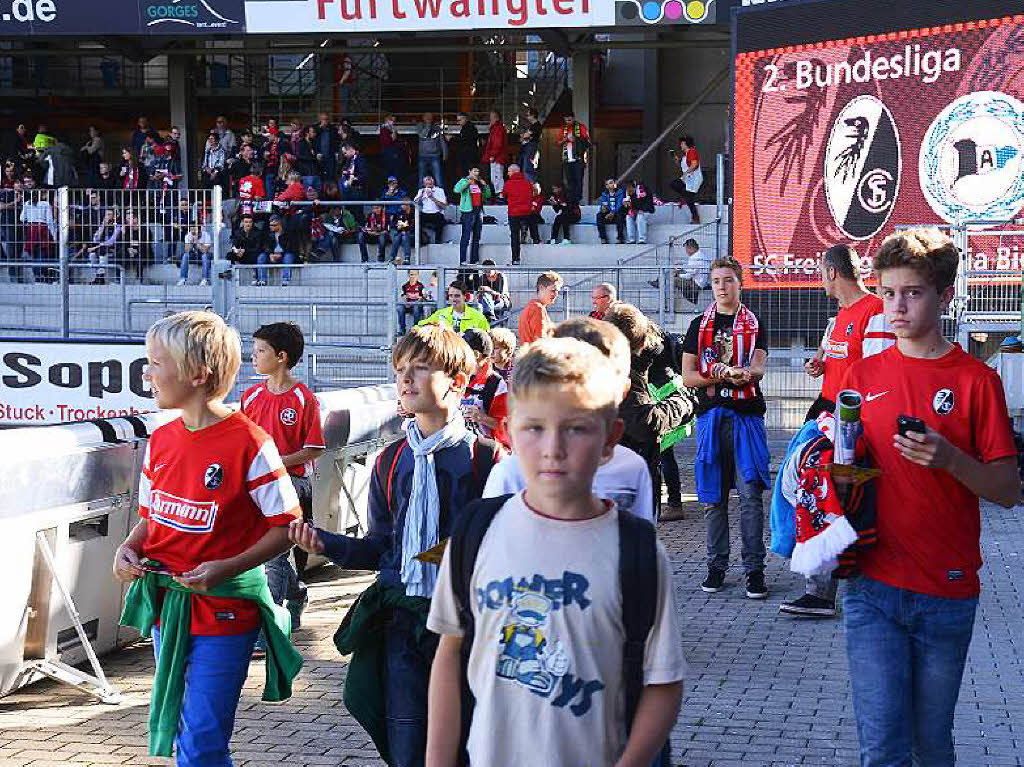 Timo hatte bei B. Zettis Ferienspa ein Special gewonnen und durfte mit seiner Fuballmannschaft, der E-Jugend der Sportfreunde Schliengen, das Fuballspiel SC Freiburg gegen Arminia Bielefeld erleben und das Schwarzwald-Stadion besichtigen.