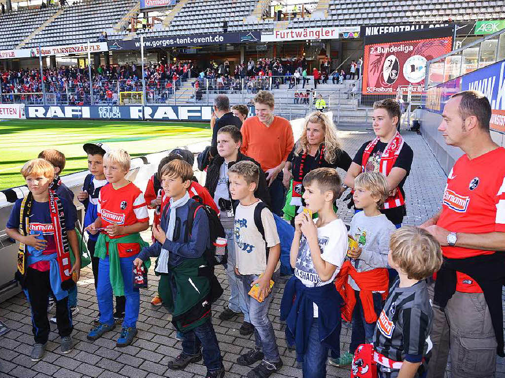 Timo hatte bei B. Zettis Ferienspa ein Special gewonnen und durfte mit seiner Fuballmannschaft, der E-Jugend der Sportfreunde Schliengen, das Fuballspiel SC Freiburg gegen Arminia Bielefeld erleben und das Schwarzwald-Stadion besichtigen.
