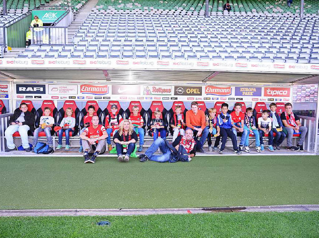 Timo hatte bei B. Zettis Ferienspa ein Special gewonnen und durfte mit seiner Fuballmannschaft, der E-Jugend der Sportfreunde Schliengen, das Fuballspiel SC Freiburg gegen Arminia Bielefeld erleben und das Schwarzwald-Stadion besichtigen.