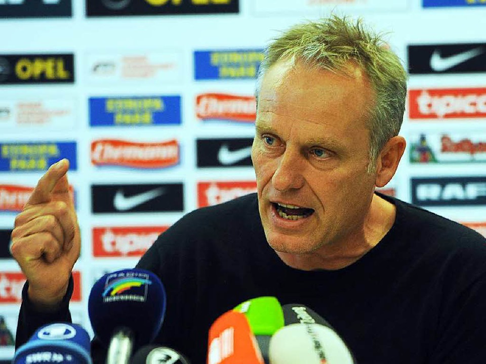 Christian Streich bei der Pressekonferenz vor dem Bielefeld-Spiel.  | Foto: Meinrad Schn