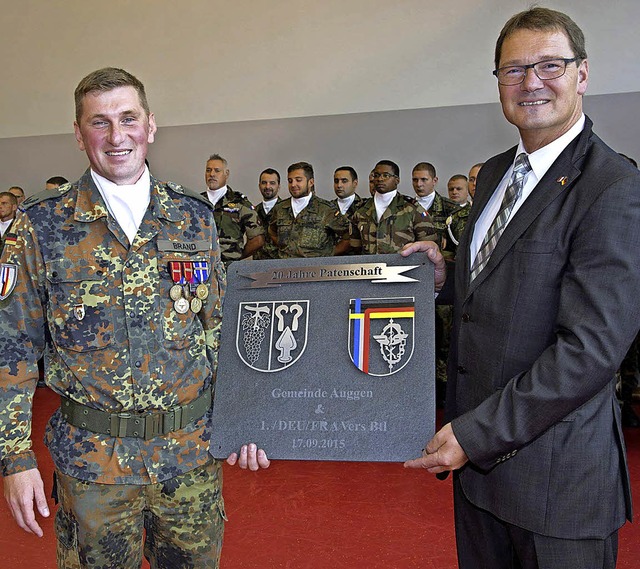 Zum Jubilum berreichte Kompaniechef ...l an Brgermeister Fritz Deutschmann.   | Foto: Volker Mnch