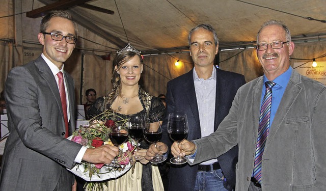 Brgermeister Benjamin Bohn, Weinprinz...g (von links) erffneten das Weinfest.  | Foto: Herbert Trogus