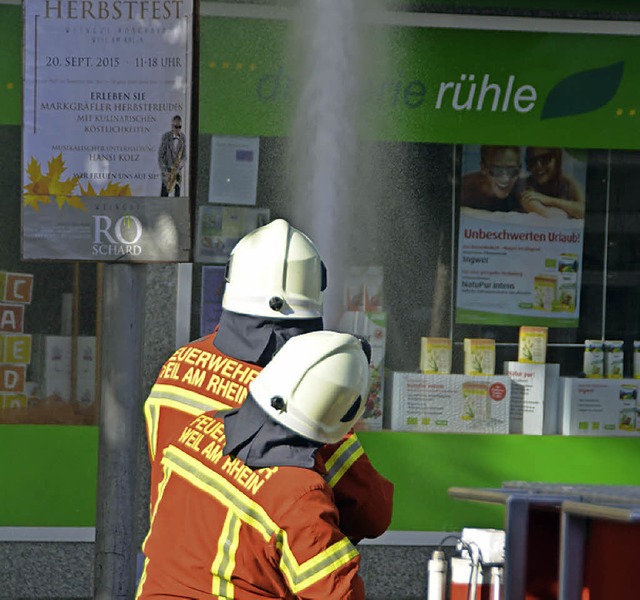 Feuerwehrleute beim Lschen vor  der Drogerie Rhle   | Foto: Lauber